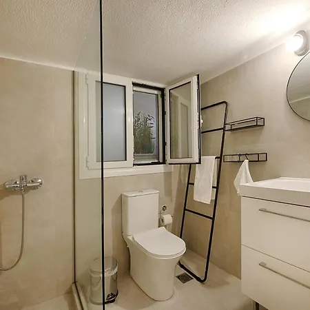 Acropolis View 4 Bedroom Flat Apartment *