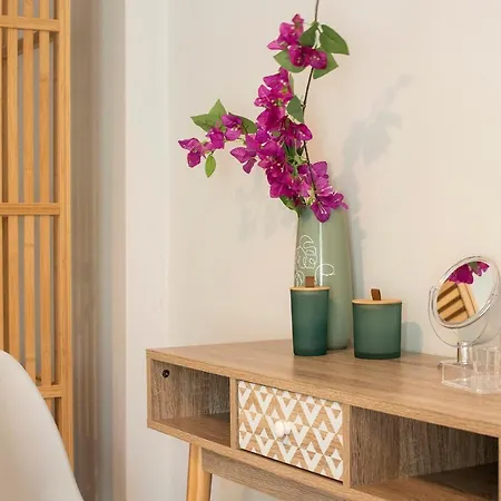 Acropolis View 4 Bedroom Flat *